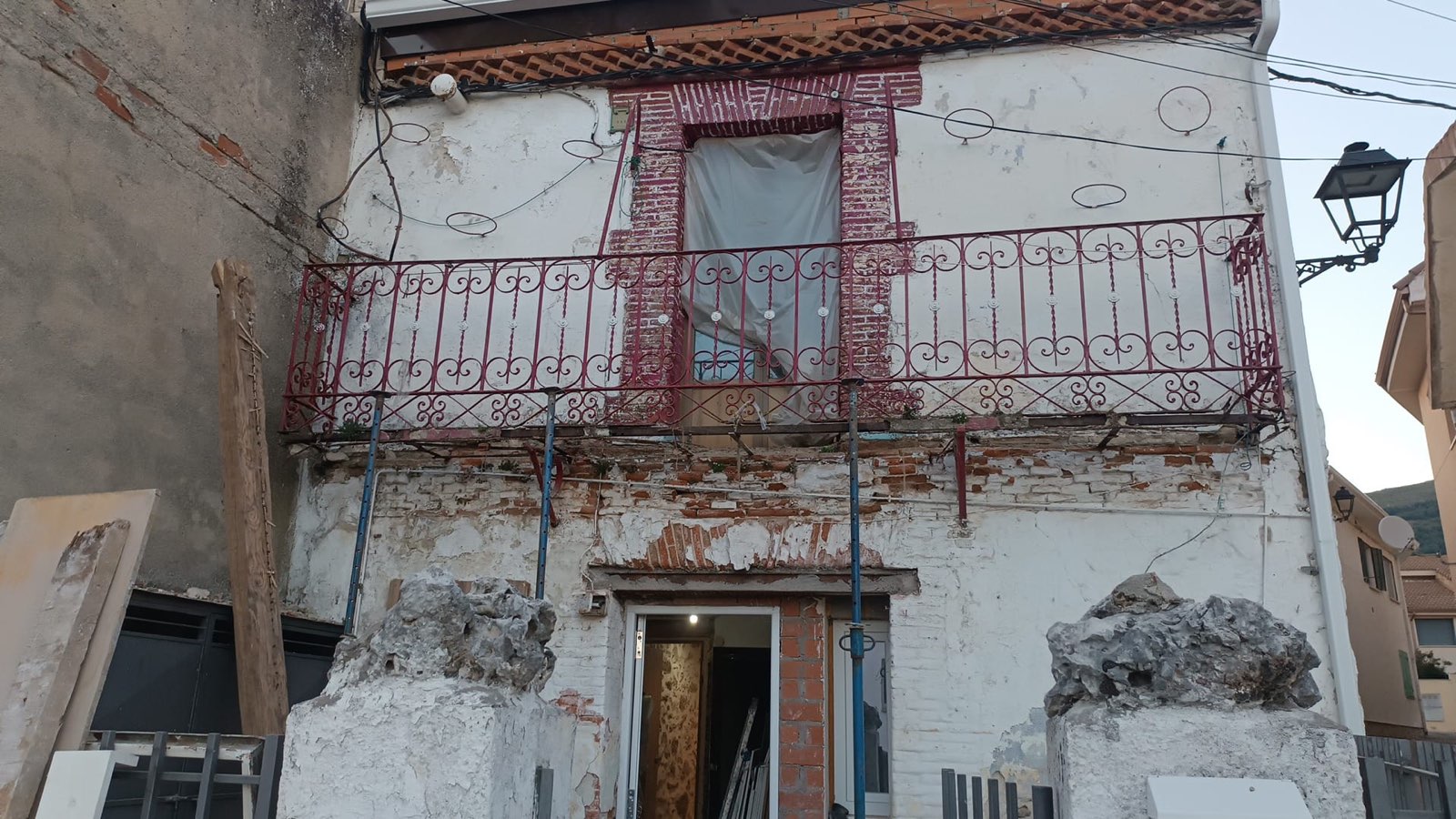 Rehabilitación estructural de balcón en Bustarviejo - foto 1