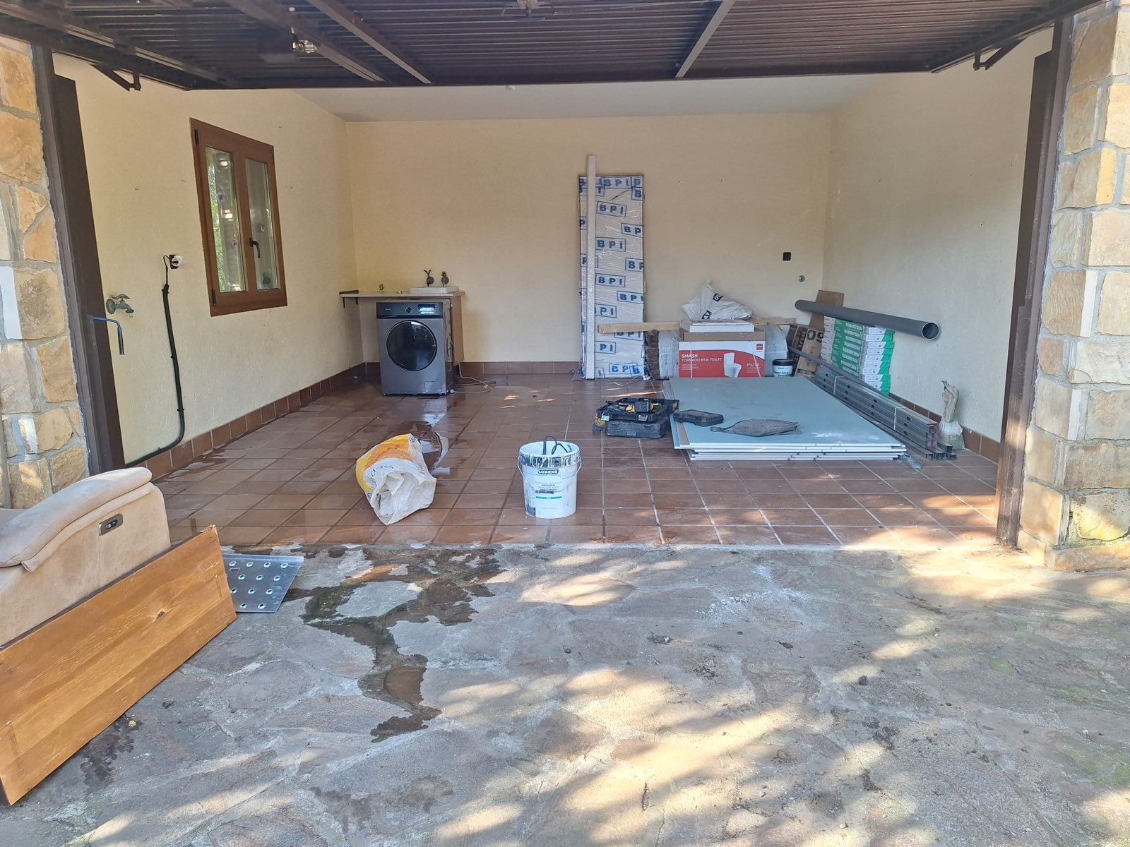 De garaje a estudio completo: reforma integral en Guadalix de la Sierra - foto 1