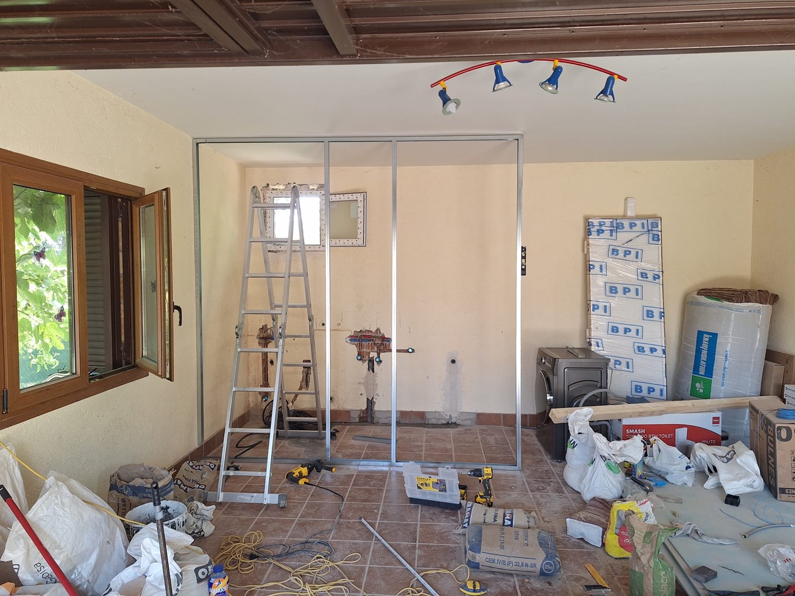 De garaje a estudio completo: reforma integral en Guadalix de la Sierra - foto 4