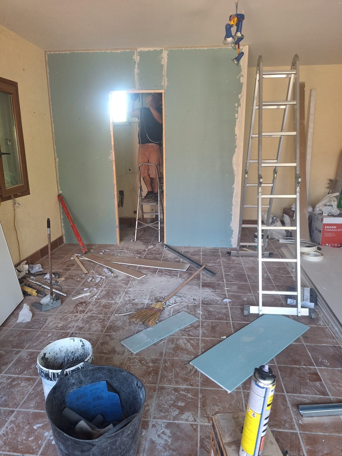 De garaje a estudio completo: reforma integral en Guadalix de la Sierra - foto 6
