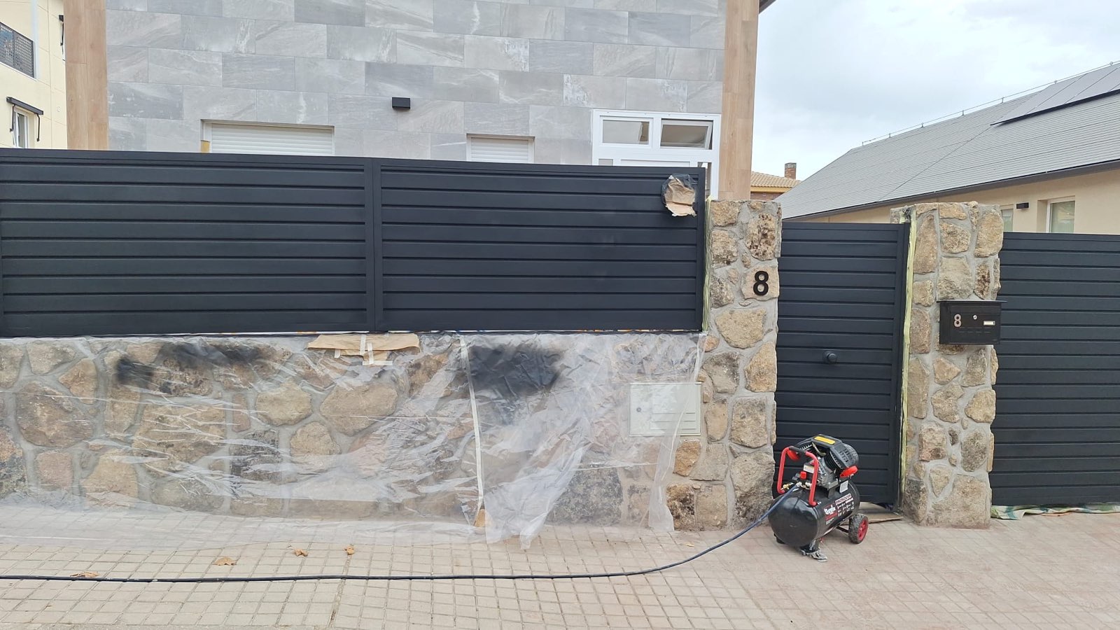Renovación y pintura de valla metálica en Soto del Real - foto 4