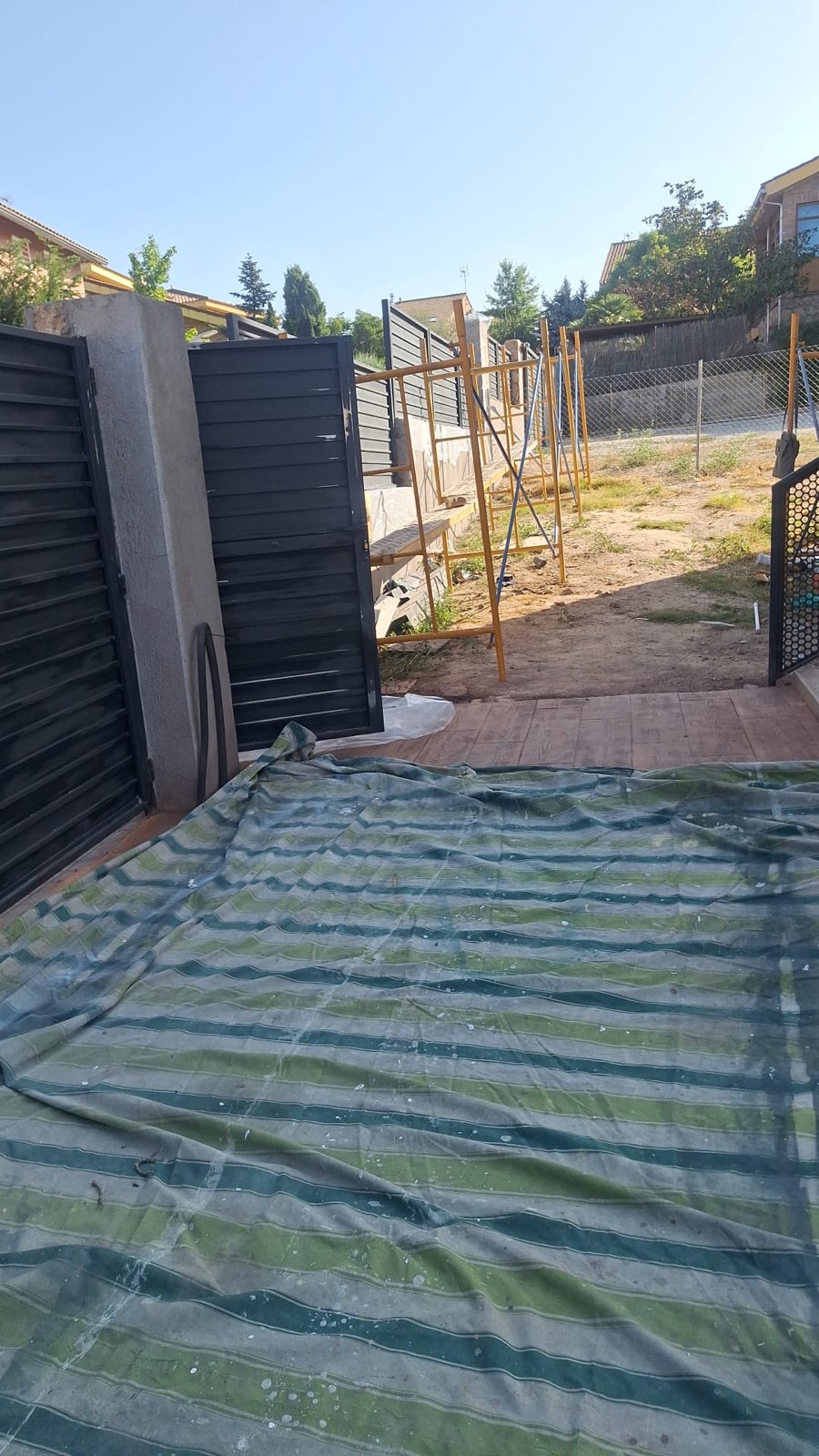 Renovación y pintura de valla metálica en Soto del Real - foto 1