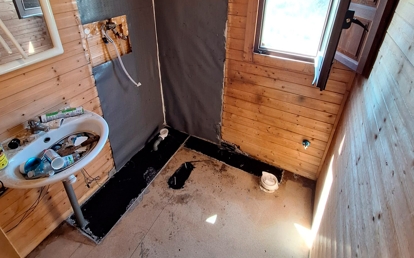 Reforma integral de baño en casa prefabricada en Guadalix de la Sierra - foto 4