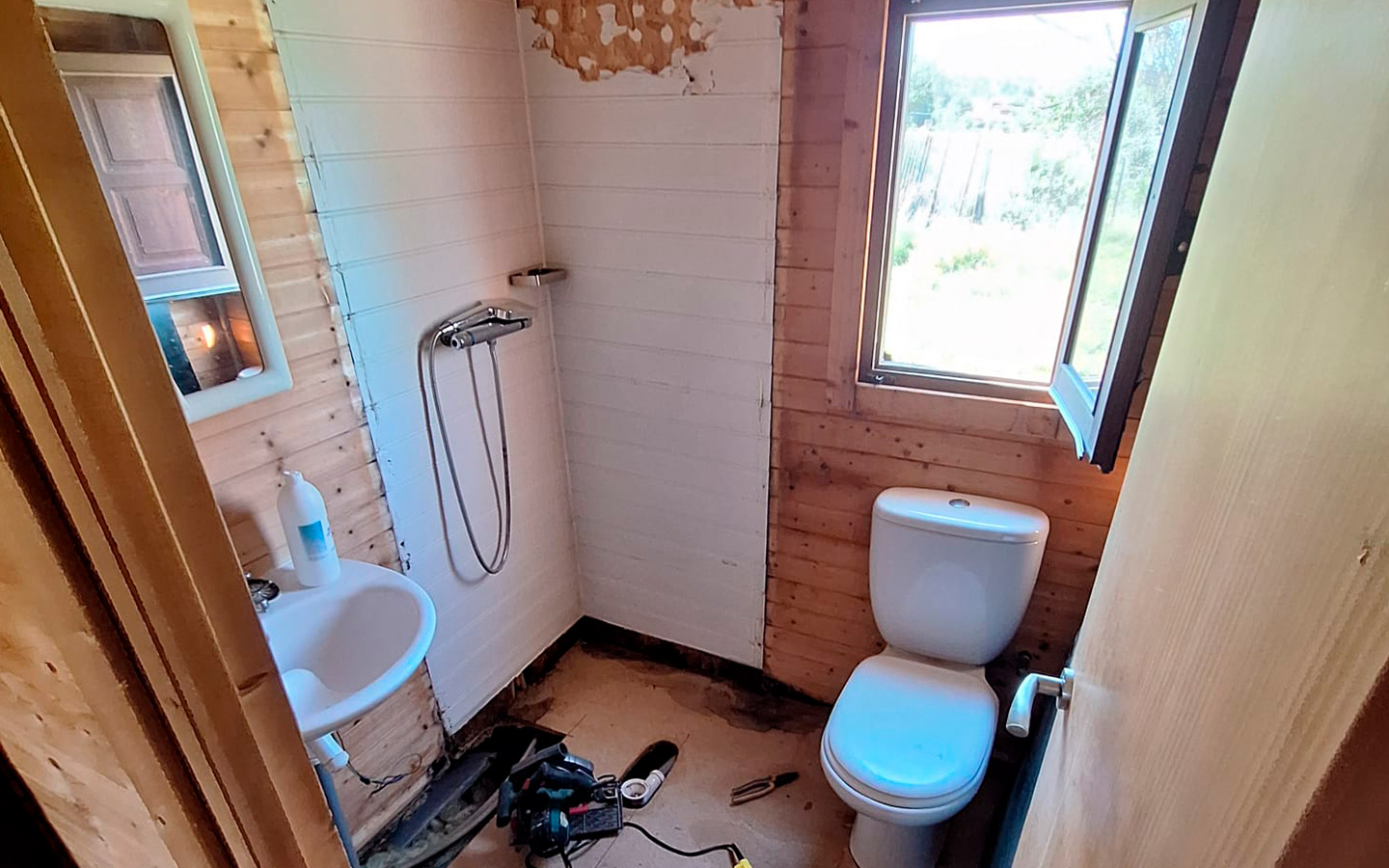 Reforma integral de baño en casa prefabricada en Guadalix de la Sierra - foto 2
