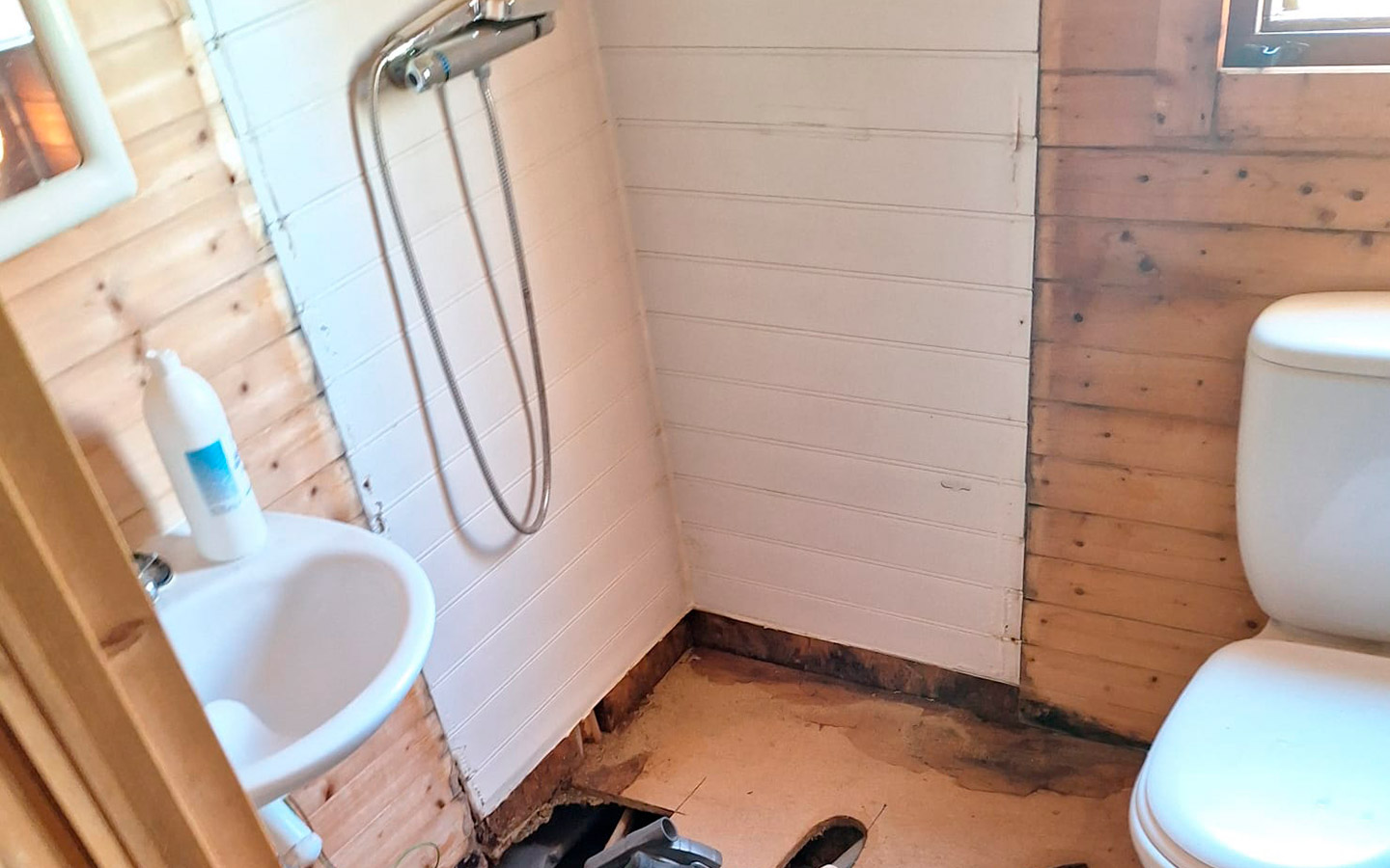 Reforma integral de baño en casa prefabricada en Guadalix de la Sierra - foto 1