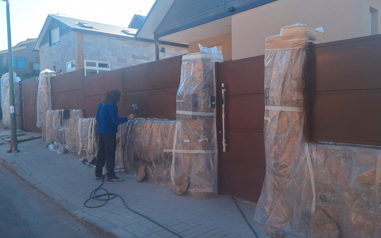 Renovación y mantenimiento de valla exterior en Soto del Real - foto 1