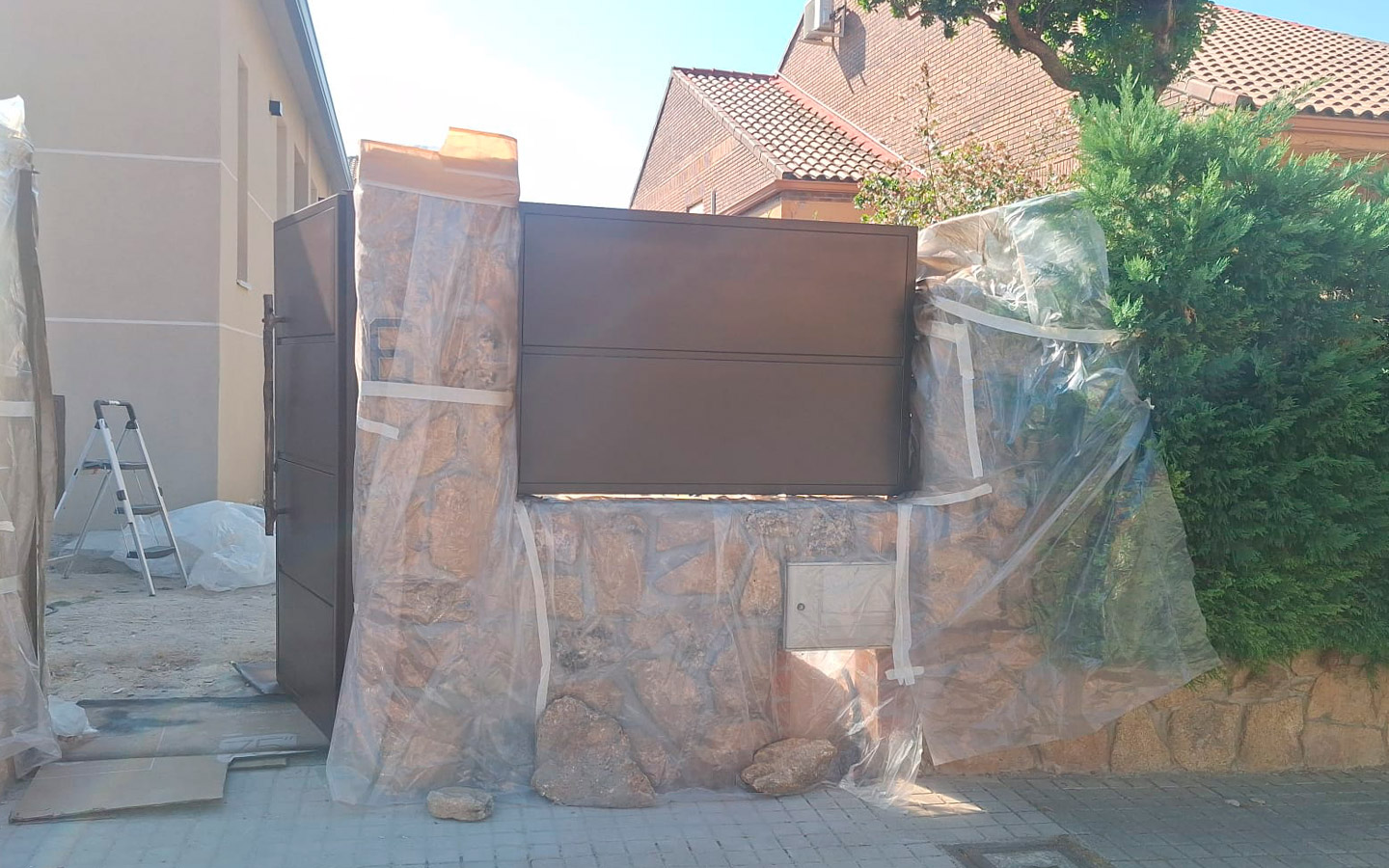 Renovación y mantenimiento de valla exterior en Soto del Real - foto 3